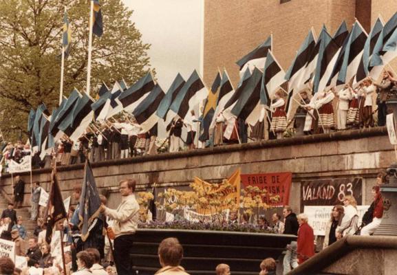 Igaunijas valsts karogi Igaunijas kultūras dienās Gēteborgā. Zviedrija, 05.1983.