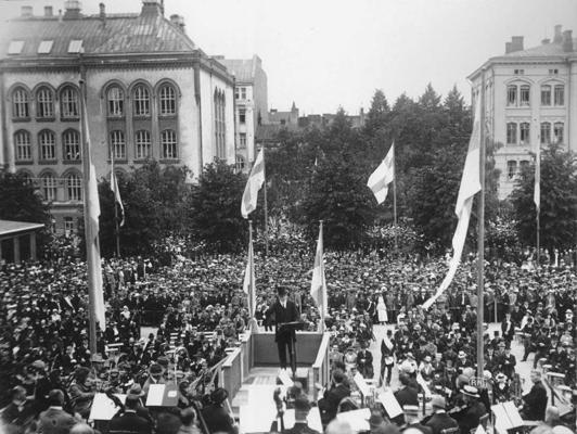 Žans Sibēliuss diriģē orķestri Somijas gadatirgus atklāšanas pasākumā. Helsinki, 27.06.1920.