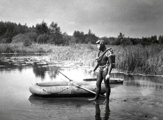 Jānis Apals hidrotērpā pirms ieniršanas ar akvalangu Sarkaņu Ižezerā. 1963. gads.