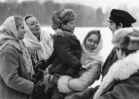 No kreisās: Uva Segliņa (Malvīne), Akvelīna Līvmane (māte), Andrejs Rudzinskis (Bonifācijs), Signe Dundure (Bigija) un Kristaps Streičs (Tancis) filmā "Cilvēka bērns", 1991. gads.