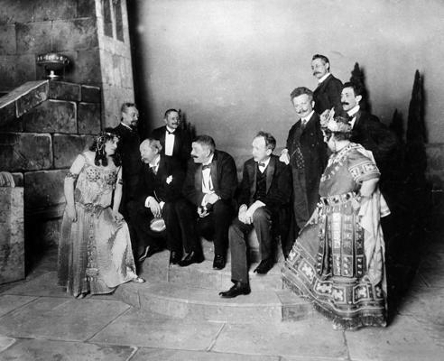 Rihards Štrauss kopā ar radošo kolektīvu pēc operas "Salome" pirmizrādes. Zempera opera, Drēzdene, 1905. gads.