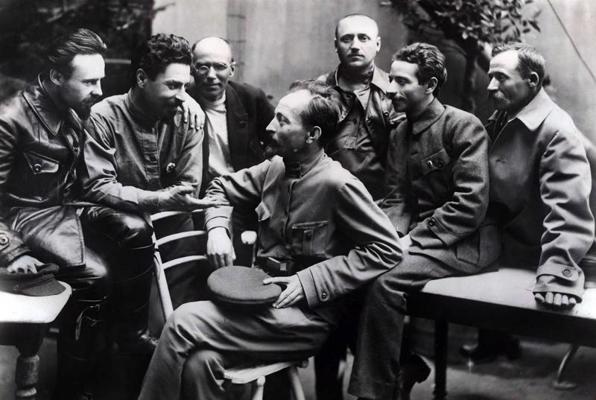 Felikss Dzeržinskis (vidū) ar Viskrievijas Ārkārtējās komisijas augstākajiem darbiniekiem, 1919. gads. No kreisās: Sergejs Uralovs, K. Vorobjevs, Mihails Vasiļjevs-Južins, Ivans Ksenofontovs, G. Morozs, V. Savinovs.