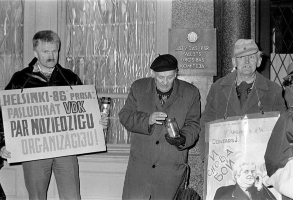 Latvijas cilvēktiesību aizstāvības grupas "Helsinki-86" organizētais pikets pie Latvijas PSR Valsts Drošības komitejas. Rīga, 1989. gads.