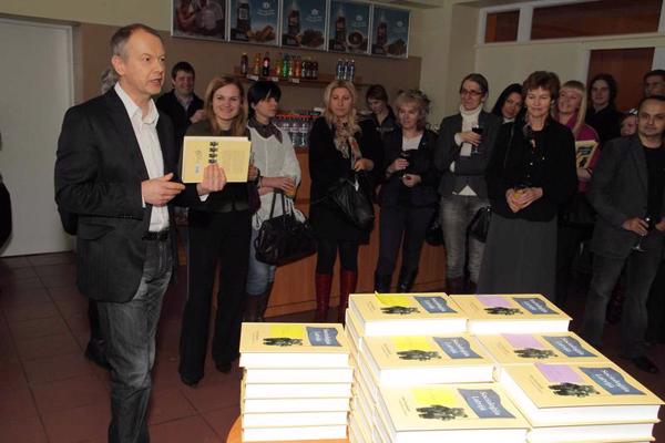 Grāmatas “Socioloģija Latvijā” atvēršanas svētki. 2010. gads. Pirmais no kreisās – sastādītājs un zinātniskais redaktors Tālis Tisenkopfs.