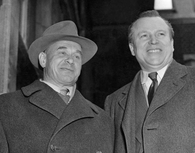 Pirmais VDK priekšsēdētājs ģenerālpulkvedis Ivans Serovs (no kreisās) ar PSRS vēstnieku Lielbritānijā Jakovu Maļiku pēc I. Serova ierašanās padomju vēstniecībā Londonā 1956. gada 22. martā.