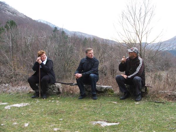 Klāvs Sedlenieks (vidū) sarunājas ar pētījuma dalībniekiem Ņegušos, Melnkalnē. 2017. gads.