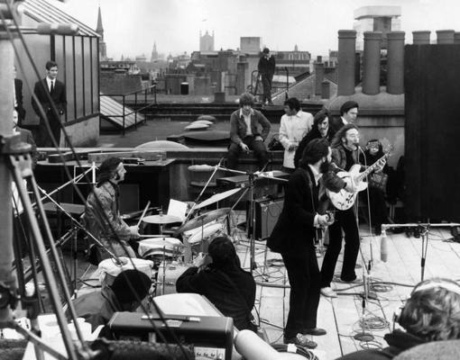 The Beatles pēdējais koncerts notika uz Apple biroja ēkas jumta un tika iemūžināts dokumentālā filmā Let It Be. Londona, 30.01.1969.