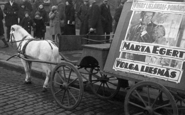 Pārvietojamā reklāma Rīgas ielā. 20. gs. 20.–30. gadi.