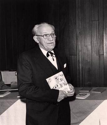 Jānis Širmanis ar grāmatu "Lielmeža pasakas". 20. gs. 80. gadu sākums.