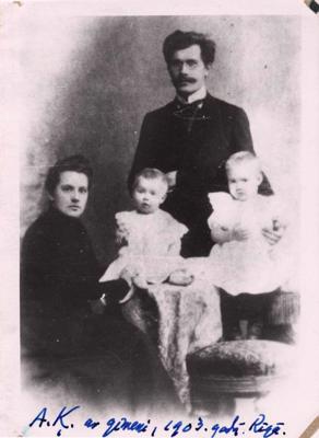 Atis Ķeniņš ar savu pirmo ģimeni. Rīga, 1903. gads.