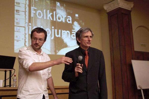 Krišjāņa Barona konferences “Folklora lietojumā” rīkotājs Aldis Pūtelis (pa labi) un Toms Ķencis Latvijas Zinātņu akadēmijas Mazajā zālē. 2012. gads.