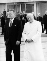 Guntis Ulmanis un pāvests Jānis Pāvils II vizītē Latvijā. 08.1993.