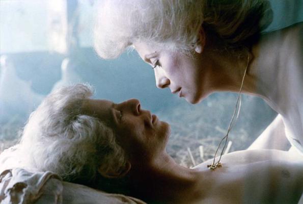 Deivids Bovijs un Katrīna Denēva (Catherine Deneuve) filmā "Bads". 1983. gads.