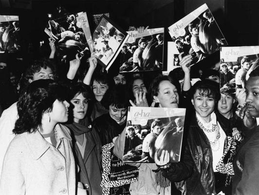 a-ha fani gaida grupas mūziķus pie veikala Londonā. Lielbritānija, 24.01.1986.