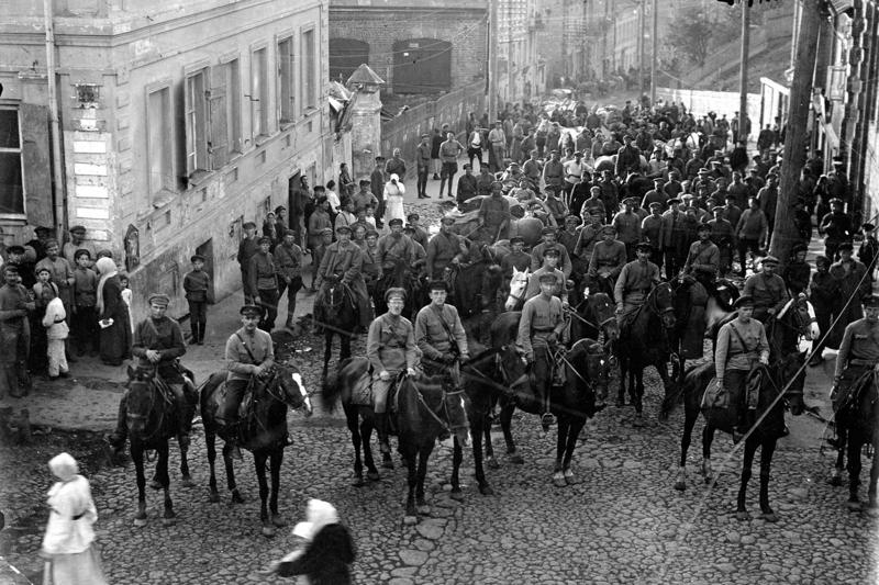 Latviešu strēlnieku divīzijas 1. brigādes strēlnieki Mogiļevā pirms brigādes nosūtīšanas uz Dienvidu fronti. 09.1919.