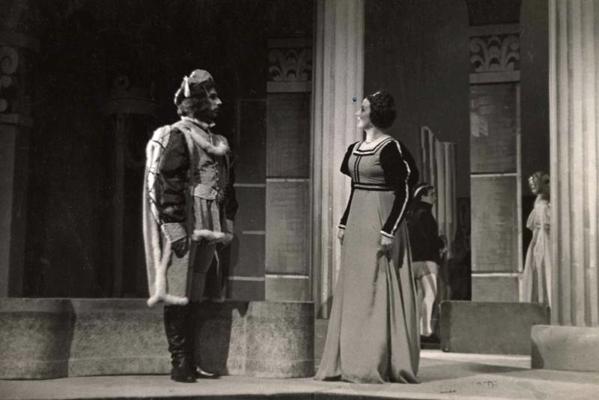 Priekšplānā: Irma Laiva Emīlijas lomā un Edgars Zīle Kasio lomā Viljama Šekspīra lugas “Otello” iestudējumā. Dailes teātris, Rīga, 1937. gads.