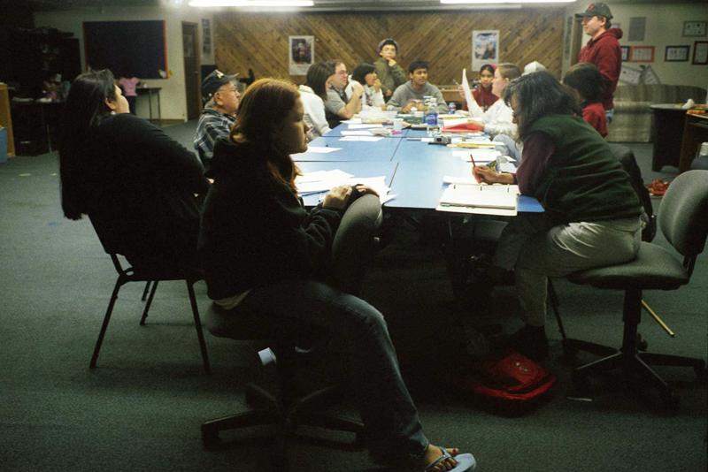 Haidu valodas nodarbība, kurā jaunākajiem kopienas pārstāvjiem tiek mācīta apdraudētā valoda. Aļaska, 2006. gads.
