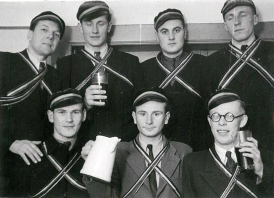 Pirmie krāsas saņēmušie studentu korporācijas "Fraternitas Cursica" zēni. Pinneberga, 1947. gads.