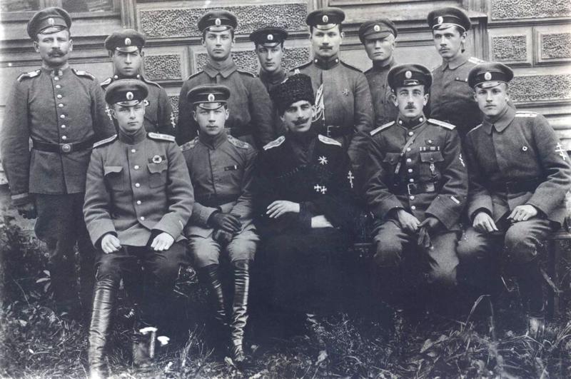 Pāvels Bermonts ar virsnieku grupu. 1919. gads.