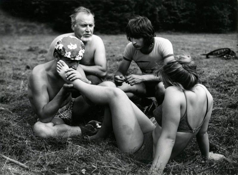 No kreisās: Uldis Dumpis (Ēriks Tūters), Jānis Streičs, Gundars Āboliņš (Uģis Tūters) un Diāna Zande (Lāsma Sprēsliņa) uzņemot filmu "Limuzīns Jāņu nakts krāsā". 1981. gads.