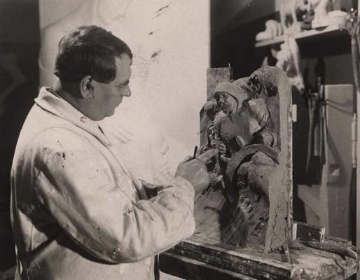 Kārlis Zāle darbā savā darbnīcā. Rīga, ap 1940. gadu.