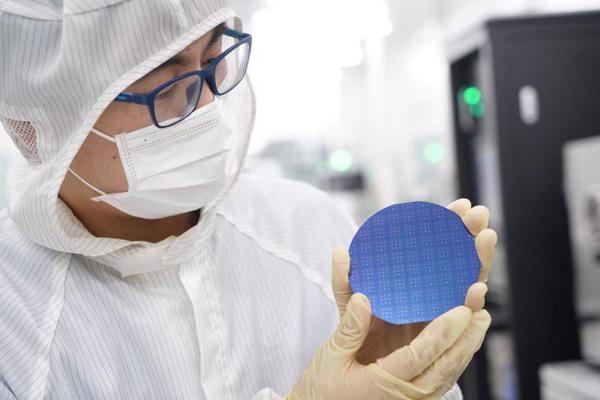 Pētnieks laboratorijā tur rokās materiālu no oglekļa nanocaurulītēm. Pekina, Ķīna, 26.05.2020.