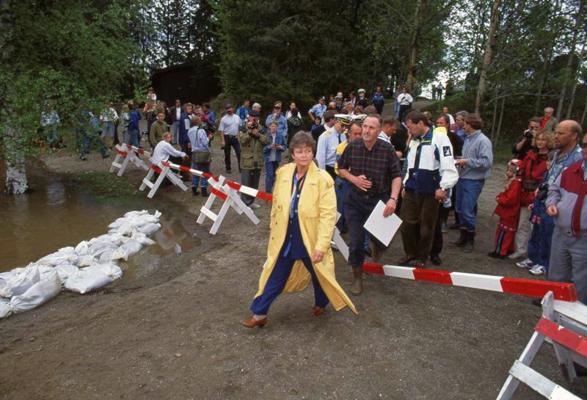 Premjerministre Grū Hārlema Bruntlanne apmeklē plūdu skartos reģionus. Norvēģija, 02.06.1995.