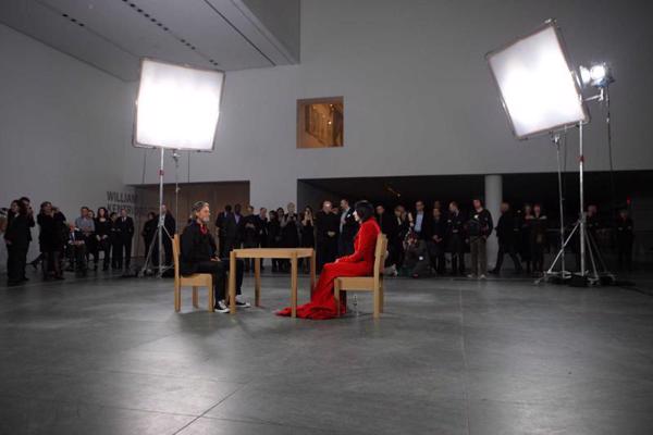 Mākslinieces Marinas Abramovičas (sarkanā tērpā) performance "Mākslinieks ir klāt" (The Artist Is Present) Modernās mākslas muzejā (MoMA) Ņujorkā. ASV, 09.03.2010.