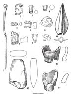 Krievu kalnā atrastās senlietas. 1 – bronzas rotadata, 2 – dzintara piekariņš, 3 – dzintara dubultpogas fragments, 4 – akmens urbuma tapiņa, 5–7 – māla lejamveidņu fragmenti riņķu atliešanai, 8–10 – krama šķilas, 11 – bronzas šķēpa gals, 12 – akmens ķīļveida cirvis, 13 – māla miniatūrtrauciņš, 14 – māla lejamveidnes ielietnis-piltuve.