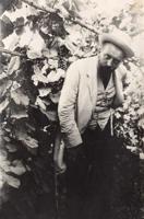 Emīls Melngailis savā vīna dārzā. Taškenta, ap 1915. gadu.