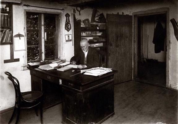Jānis Čakste savā darba kabinetā lauku mājās "Auči". Emburgas pagasts, 20. gs. 20. gadi.
