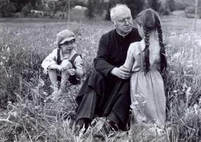 No kreisās: Andrejs Rudzinskis (Bonifācijs), Jānis Streičs (Prāvests), Agnese Latkovska (Paulīne) filmā "Cilvēka bērns". 1991. gads.
