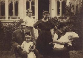 Jūlijs Pētersons ar Sievu Eiženiju un abiem bērniem Annu un Pēteri, aiz viņiem bērnu audzinātājas. Jūrmala, 1923. gads.
