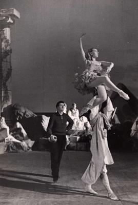 Horeogrāfs Jevgeņijs Čanga baleta “Korsārs” mēģinājumā ar baletdejotāju Annu Priedi. LPSR Valsts operas un baleta teātris, 1956. gads.