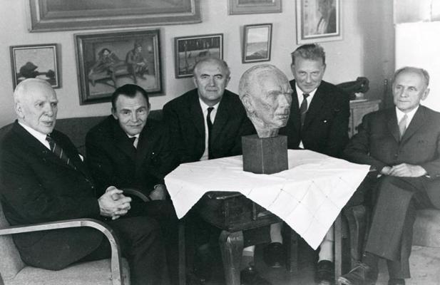 Latviešu Nacionālā fonda pārstāvji pasniedz skulptūru-portretu Baltijas valstu neatkarības aktīvam atbalstītājam profesoram Birgeram Nērmanam viņa 80. gadu jubilejā. Stokholma, Zviedrija, 14.06.1969.