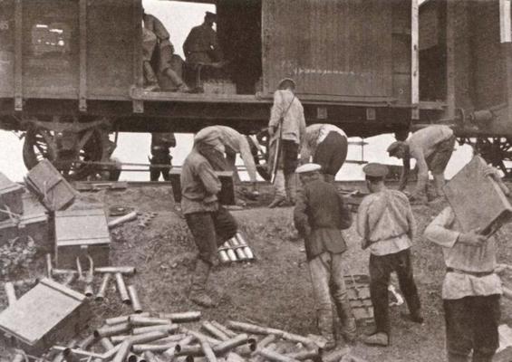 Krievijas armijas karavīri dzelzceļa vagonu izkraušanas darbos Ļaojanas stacijā. 1904. gads.