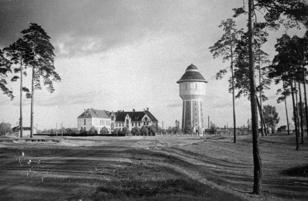 Čiekurkalna ūdenstornis (arhitekts Vilhelms Bokslafs) un pilsētas pamatskolas ēkas (arhitekts Reinholds Šmēlings) Gaujas ielā, Rīgā. 1937. gads.