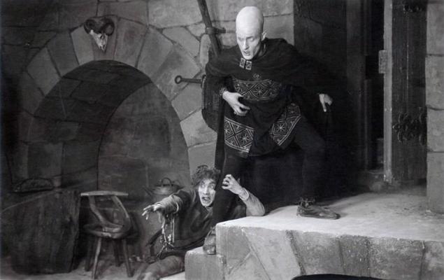 No labās: Melnais Bruņinieks/Svešais (Osvalds Mednis) un Kangars/Subjekts (Jēkabs Upenieks). Filma "Lāčplēsis", 1930. gads.