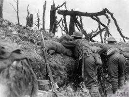 Britu karavīri ierakumos netālu no Tjēvalas (Thiepval) Sommas kauju laikā, 09.1916.