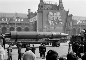 1. maija parāde Sarkanajā laukumā Maskavā, fonā Vladimira Ļeņina, Frīdriha Engelsa un Kārļa Marksa portreti ar saukli "Uz priekšu, uz komunisma uzvaru!". Krievija, 01.05.1963.