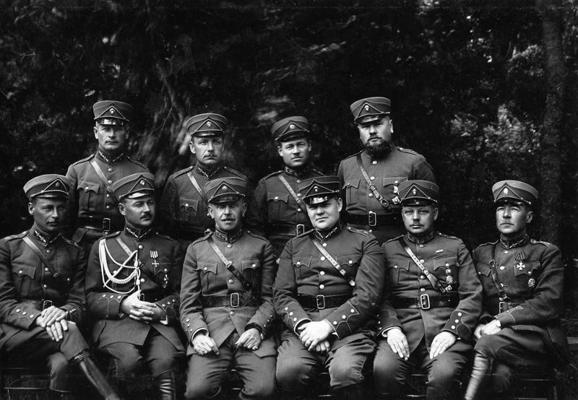 Baterijas virsnieku komandieru kursi. Daugavpils, 1927. gads. Pirmajā rindā trešais no kreisās – ģenerālis Mārtiņš Vācietis.