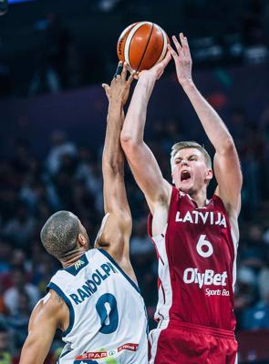 Kristaps Porziņģis Eiropas čempionāta (Eurobasket 2017) ceturtdaļfināla spēlē.
