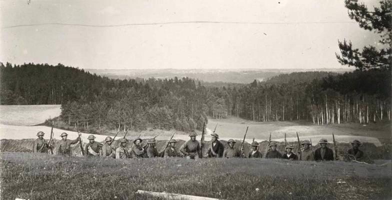 Igaunijas armijas karavīri ierakumos Gaujas krastā netālu no Cēsīm. 1919. gads.