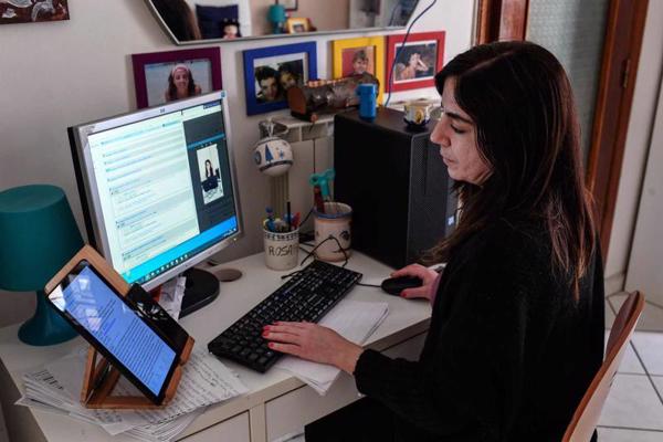 Sieviete strādā no mājām, tiešsaistē sazinoties ar kolēģi. Neapole, Itālija, 05.05.2020.
