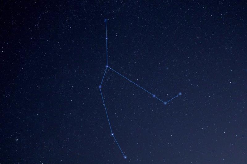 Debess apgabals ar Perseju. Ar līnijām parādīta zvaigznāja raksturīgā figūra. 25.10.2020.