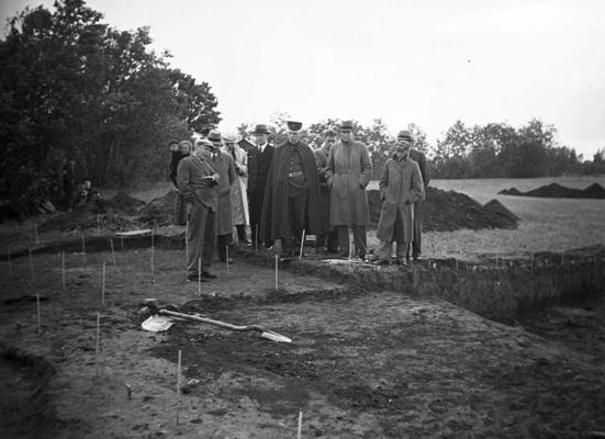 Jersikas pilskalna arheoloģiskās izpētes ekspedīcijas vadītājs Francis Balodis (pirmais no kreisās) iepazīstina Daugavpils pilsētas galvu Andreju Švirkstu un viņa pavadošo delegāciju ar ekspedīcijas gaitu un atklāto. 07.1939.