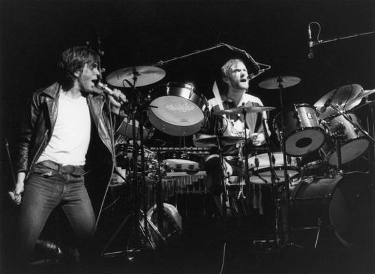 Pīters Geibriels un Fils Kolinss Genesis koncertā. Vācija, 1975. gads.