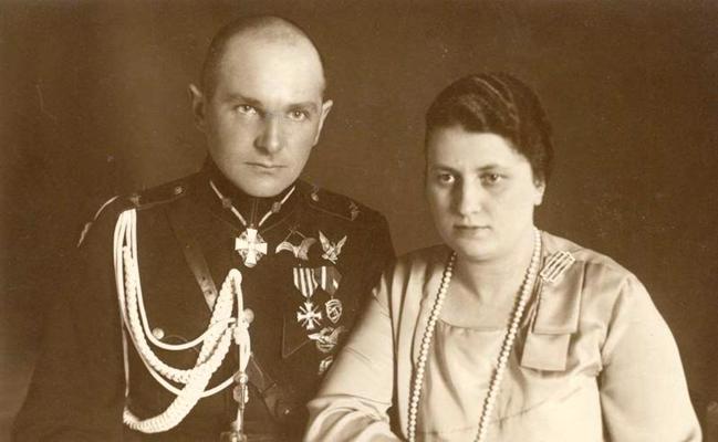 Pulkvedis leitnants Jānis Indāns ar kundzi. 20. gs. 20. gadi.