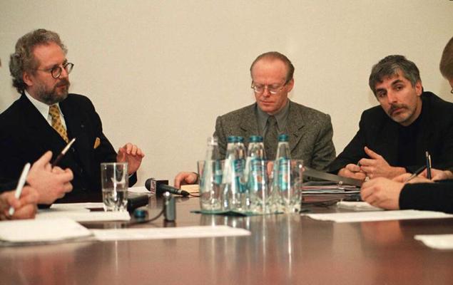 No kreisās: Egils Levits, Valdis Birkavs un Aivars Borovkovs preses konferencē Tieslietu ministrijā. 10.11.1999.