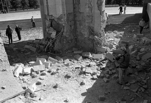 Piemineklis Padomju karavīriem pēc tā uzspridzināšanas mēģinājuma. Rīga, 06.06.1997.